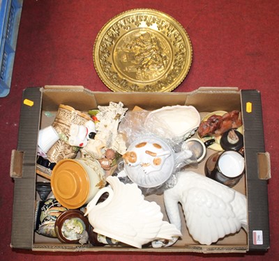 Lot 206 - A box of various ceramics and metalwares to...
