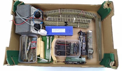 Lot 622 - Hornby Dublo collection of various items to...