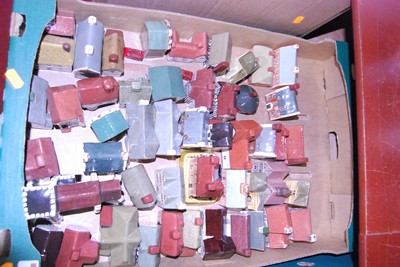 Lot 65 - A box of loose Mudlen End Studio Flesham...