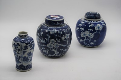 Lot 118 - A small Chinese export blue & white vase of...