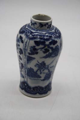 Lot 118 - A small Chinese export blue & white vase of...