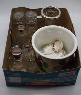 Lot 264 - A box of miscellaneous items, to include an...