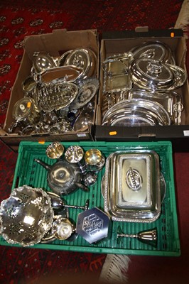 Lot 274 - Three boxes of miscellaneous metalware to...