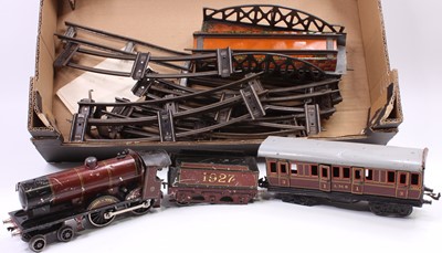 Lot 256 - Tray containing O gauge items most in need of...