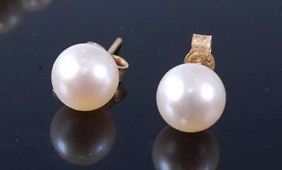 Lot 2578 - A selection of pearl jewellery, to include a...