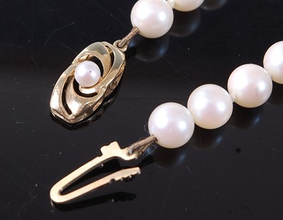 Lot 2578 - A selection of pearl jewellery, to include a...