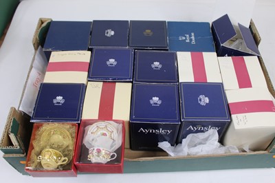 Lot 88 - A collection of boxed commemorative wares to...