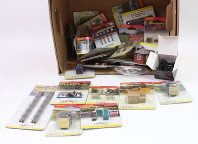 Lot 403 - 40+ various boxed and carded Hornby Skaledale,...