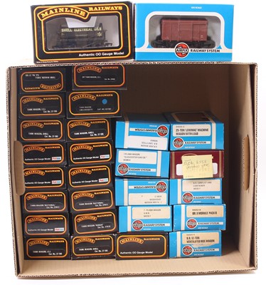 Lot 404 - 28 various boxed Mainline, Airfix and GMR 00...