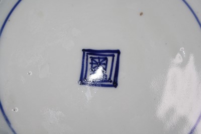 Lot 124 - A Chinese export blue & white dish, underglaze...