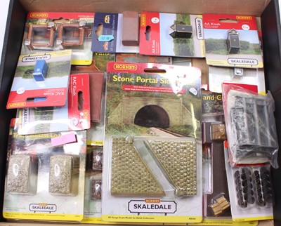 Lot 421 - 18 various carded and boxed Hornby Skaledale...