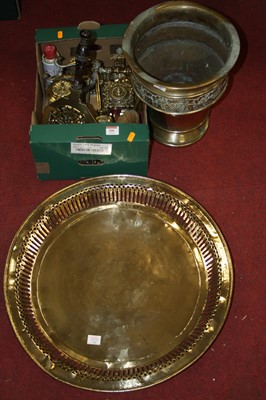 Lot 200 - A collection of miscellaneous metalware, to...
