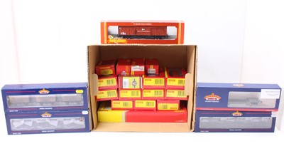 Lot 448 - 21 various boxed Hornby, Bachmann and Triang...