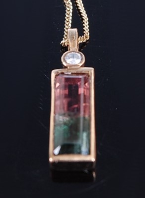 Lot 2586 - A yellow metal parti-coloured tourmaline and...