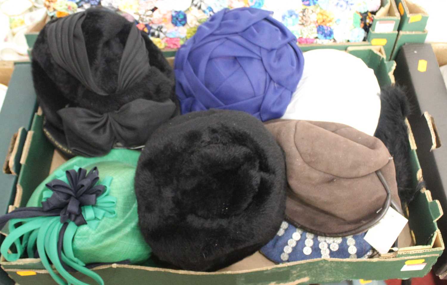 Lot 777 - A collection of vintage ladies hats