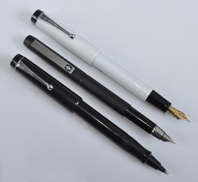 Lot 85 - Three Parker pens, being a 25 Epoxy fountain...