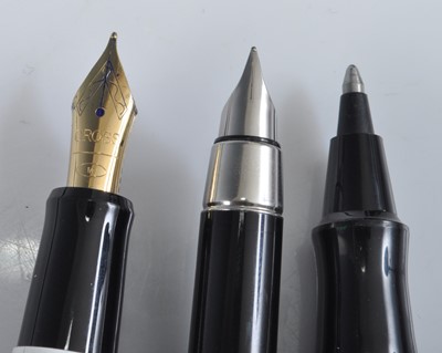 Lot 85 - Three Parker pens, being a 25 Epoxy fountain...