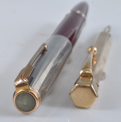Lot 43 - A Parker 51 fountain pen, in burgundy with...