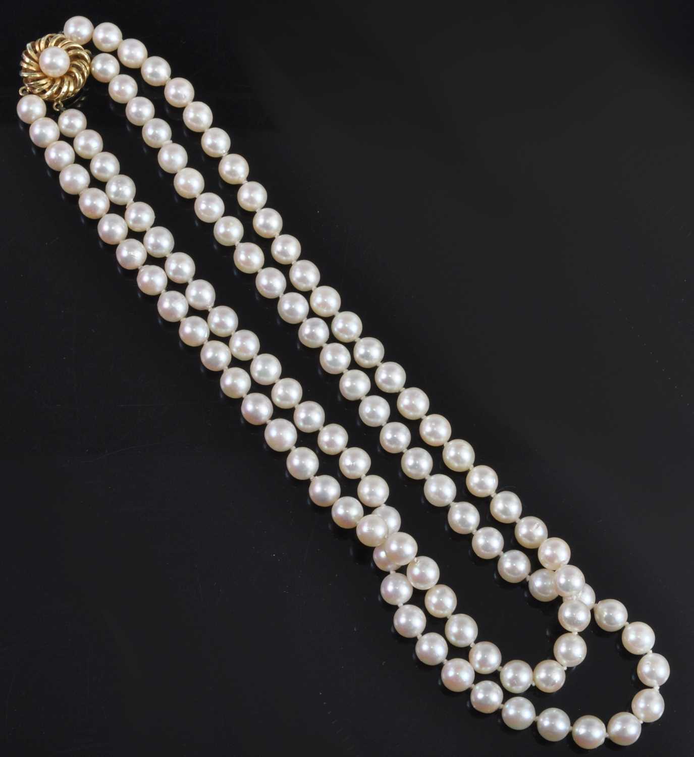Lot 2646 - A cultured pearl double knotted string choker,...