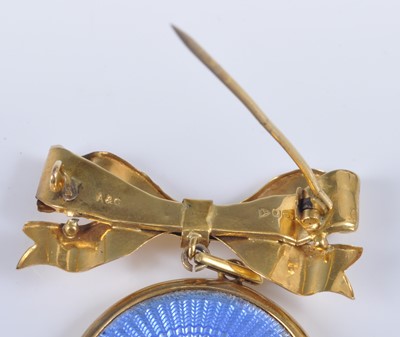 Lot 2648 - A 9ct yellow gold bow brooch, having a yellow...