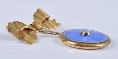 Lot 2648 - A 9ct yellow gold bow brooch, having a yellow...