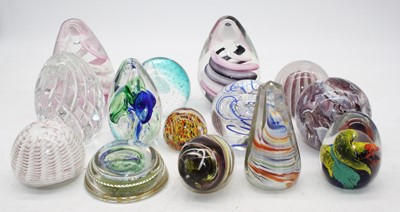 Lot 200 - A collection of glass paperweights (14)