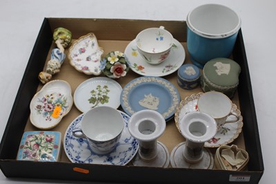 Lot 201 - A collection of various ceramics, to include a...