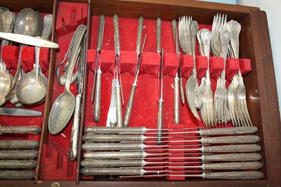 Lot 283 - A canteen of silver plated Queen's pattern...