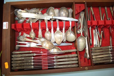Lot 283 - A canteen of silver plated Queen's pattern...
