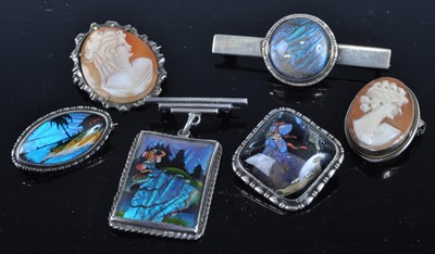 Lot 322 - Sundry brooches, to include two cameo examples