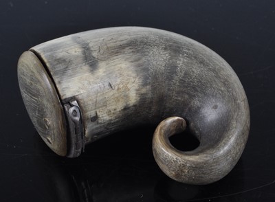 Lot 347 - A horn snuff mull, 5cm