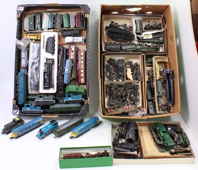 Lot 592 - Two trays of locos or parts of locos including...
