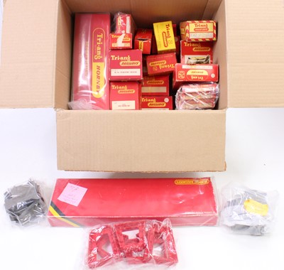 Lot 585 - Box of Triang items: R589 Arkitex Ultra Modern...