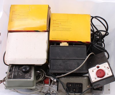 Lot 606 - Plastic crate containing controllers: 4 x R902...