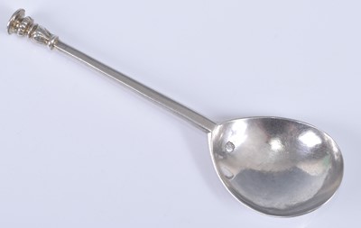 Lot A James I silver seal-top spoon, of typical...