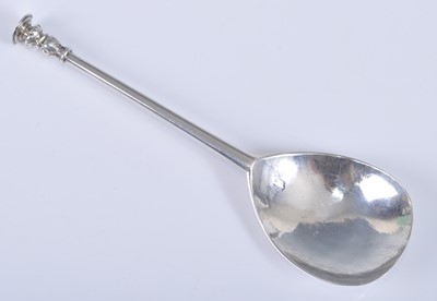 Lot A Elizabeth I silver seal-top spoon, of...