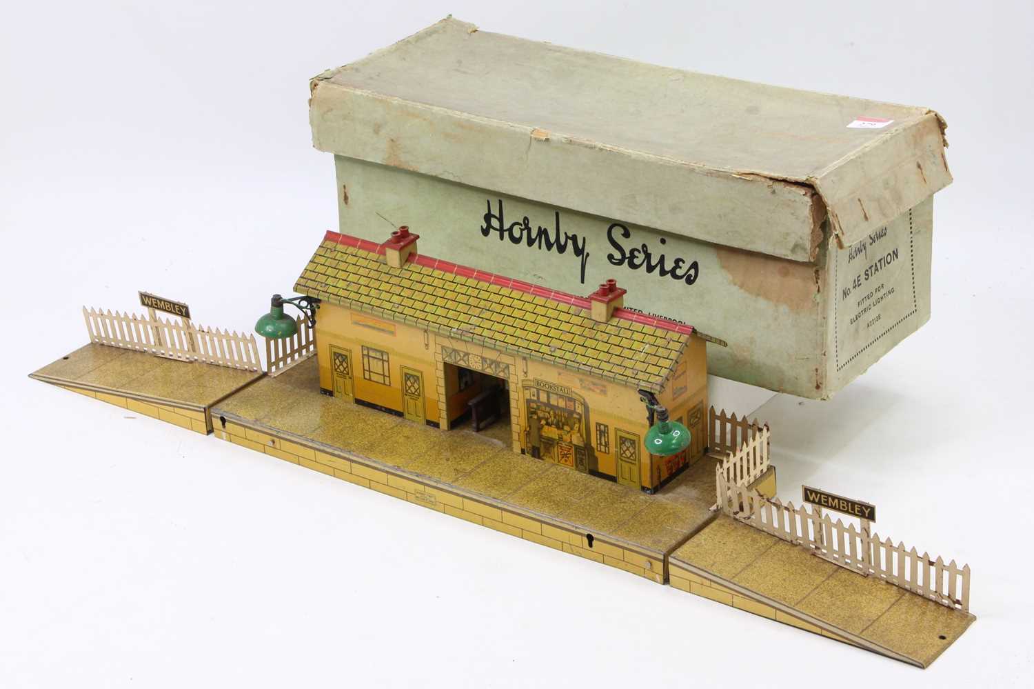 Lot 279 - Hornby 0 gauge station: 1939-41 No. 4E...