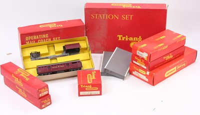 Lot 362 - Triang/Triang Hornby accessories: R81 Station...