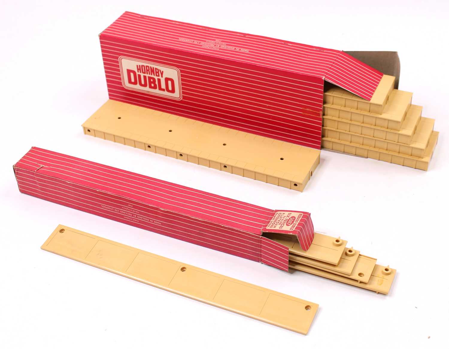 Lot 550 - Two Hornby-Dublo items: box of 6x 5086...