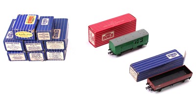 Lot 555 - Mainly Hornby-Dublo wagons: 4316 BR(S) horse...