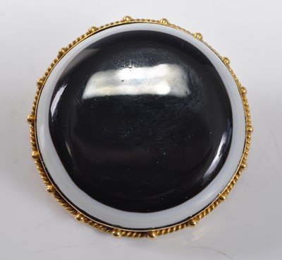 Lot 1182 - A yellow metal banded agate memorial brooch,...