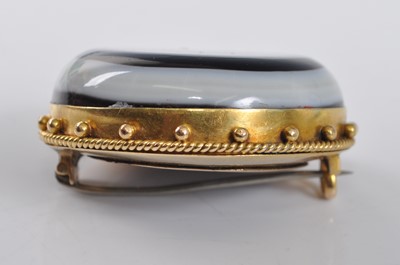 Lot 1182 - A yellow metal banded agate memorial brooch,...