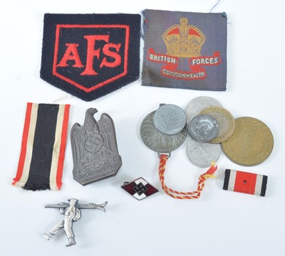Lot 135 - A small collection of miscellaneous items to...