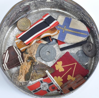 Lot 135 - A small collection of miscellaneous items to...