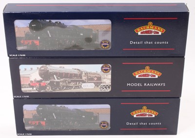 Lot 334 - A Bachmann boxed locomotive group to include...