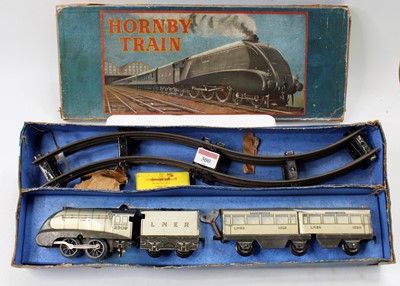 Lot 300 - Hornby 0 Gauge clockwork Silver Jubilee set,...