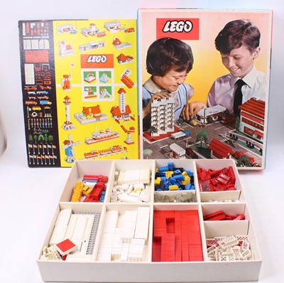 Lot 2059 - A 1960s Lego No. 810 Town Plan gift set,...