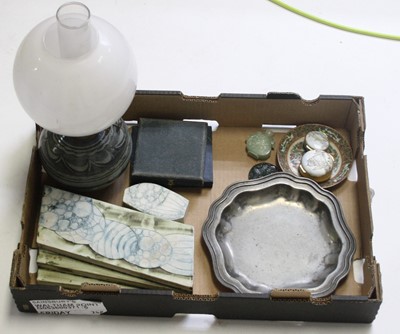Lot 92 - A box of miscellaneous items to include a...