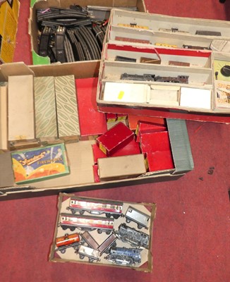 Lot 103 - A collection of assorted mainly 00 gauge items...