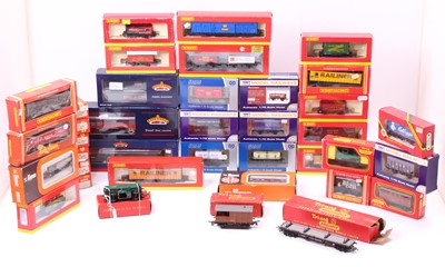 Lot 673 - 40 various boxed 00 gauge items of rolling...
